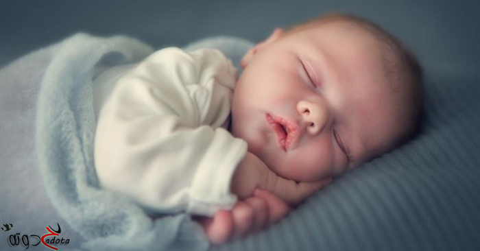 تفسير رؤية الميت يعود إلى الطفولة في المنام